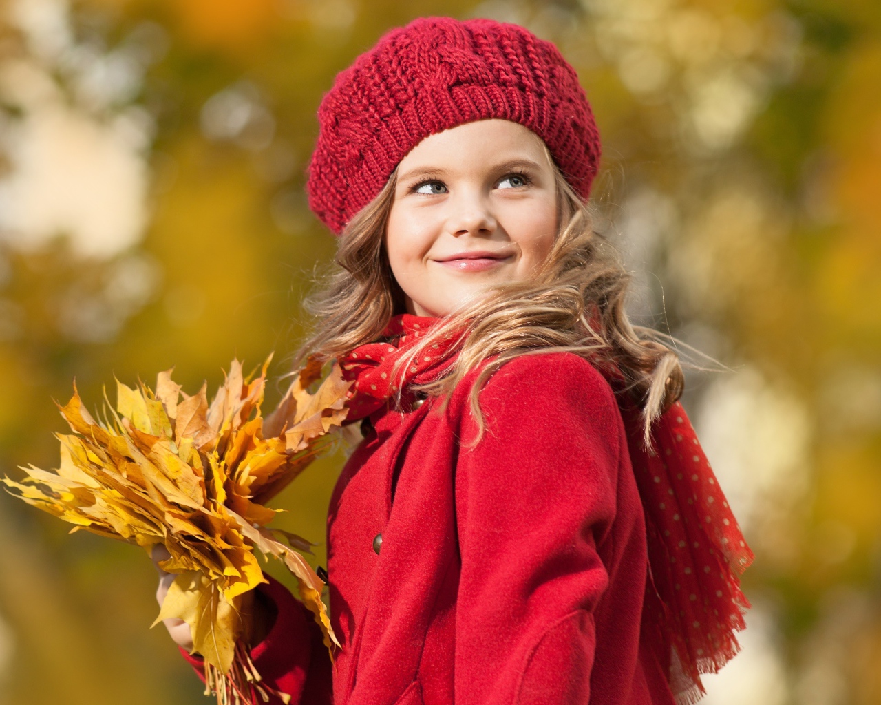 Девочка с желтыми листьями