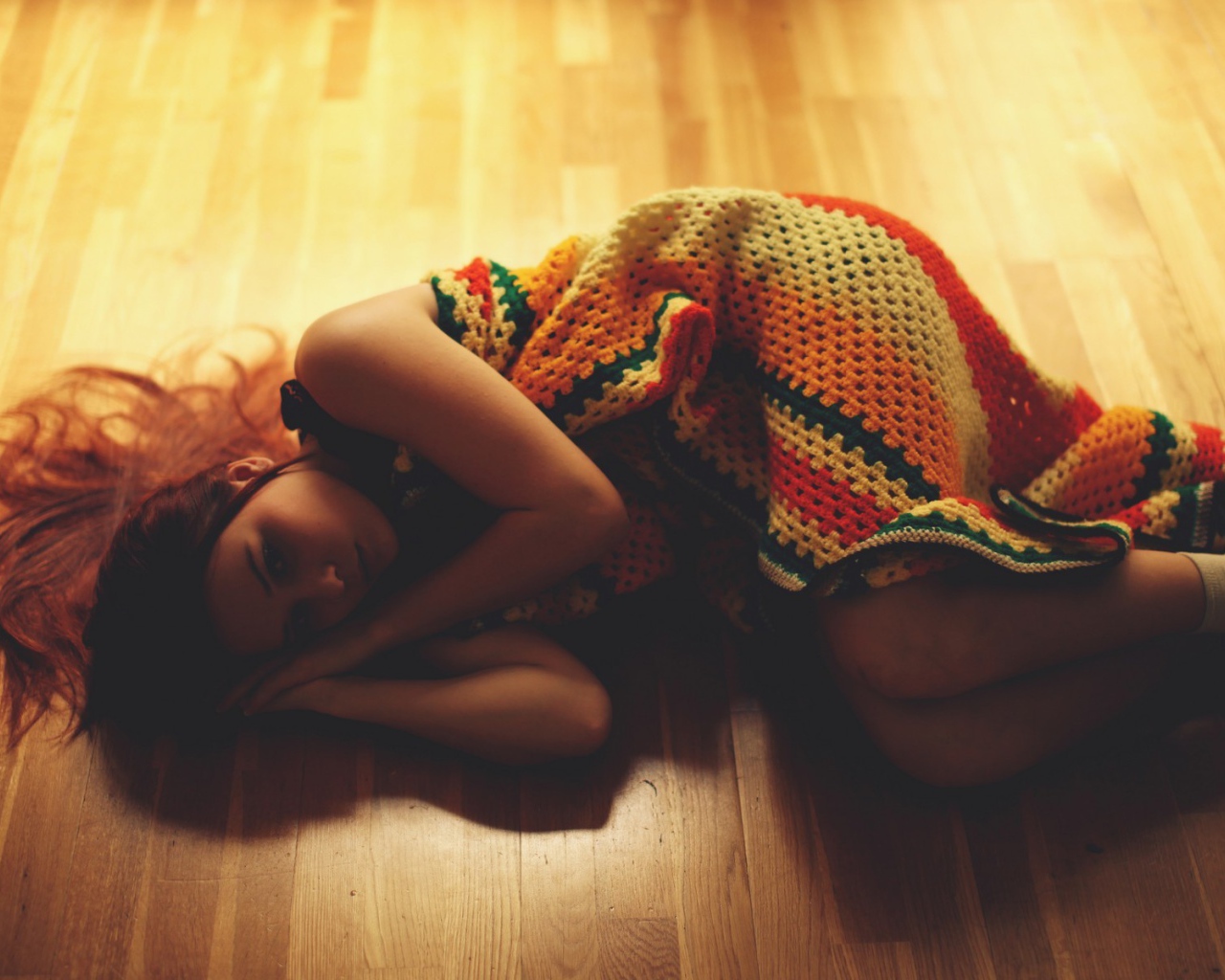 Девочка лежит на полу