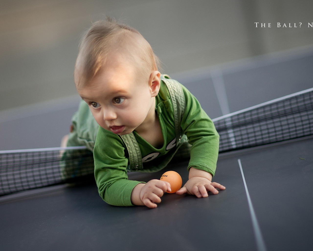 Ребенок на теннисном столе