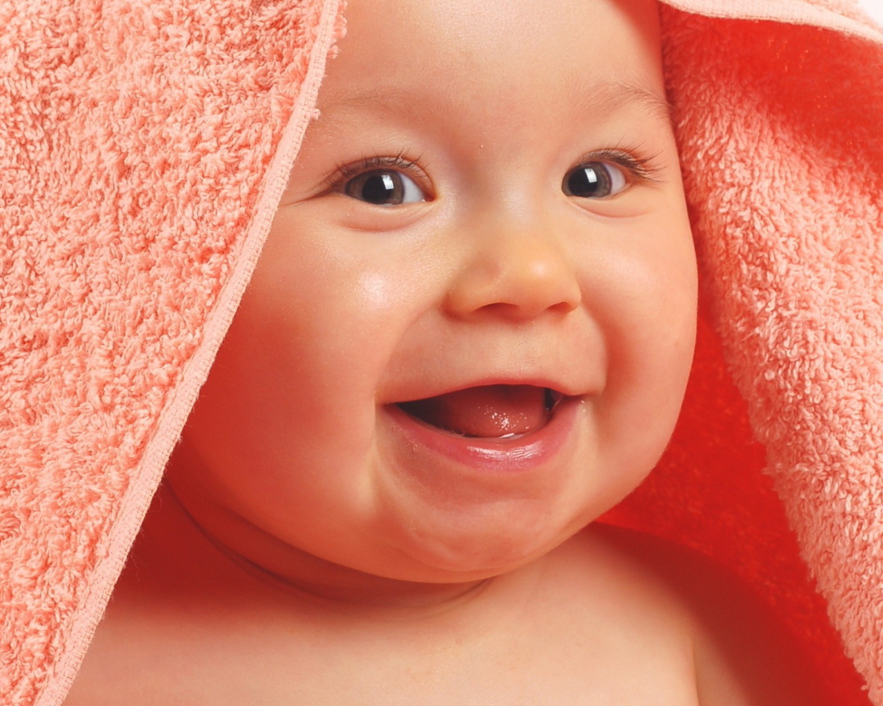 Ребенок в полотенце смеется