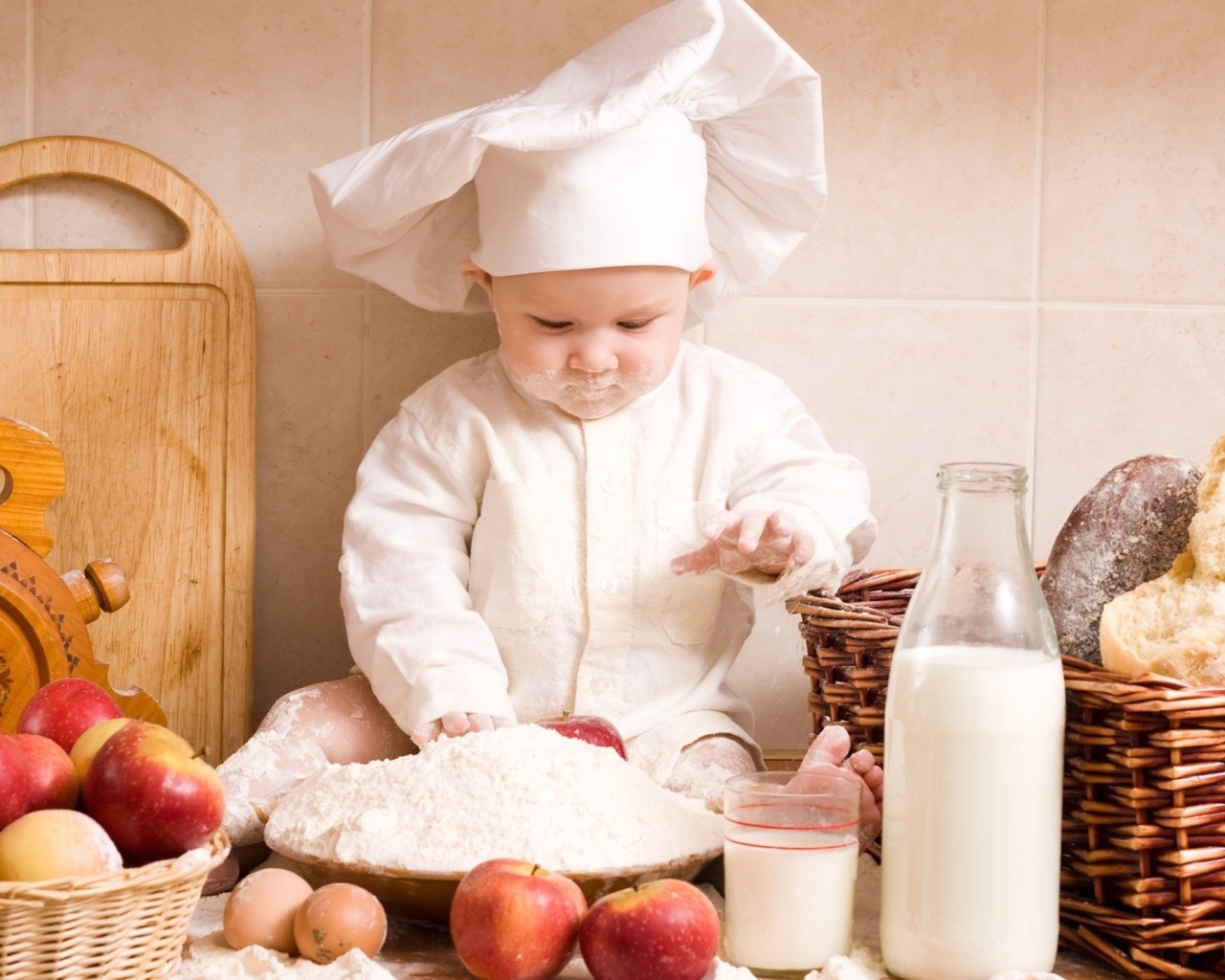 Маленький ребенок повар