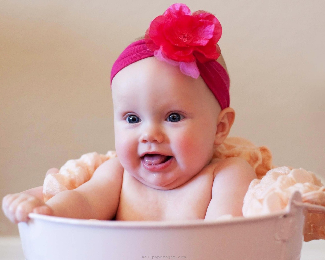 Ребенок купается и улыбается