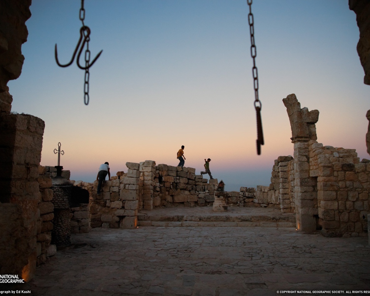 Дети играют на развалинах