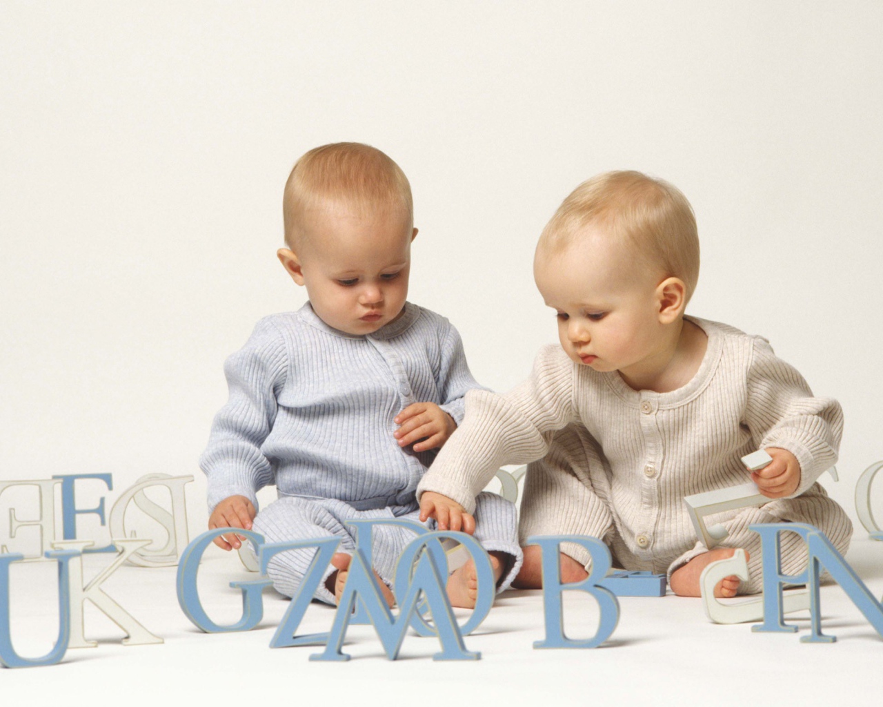 Дети играют с буквами