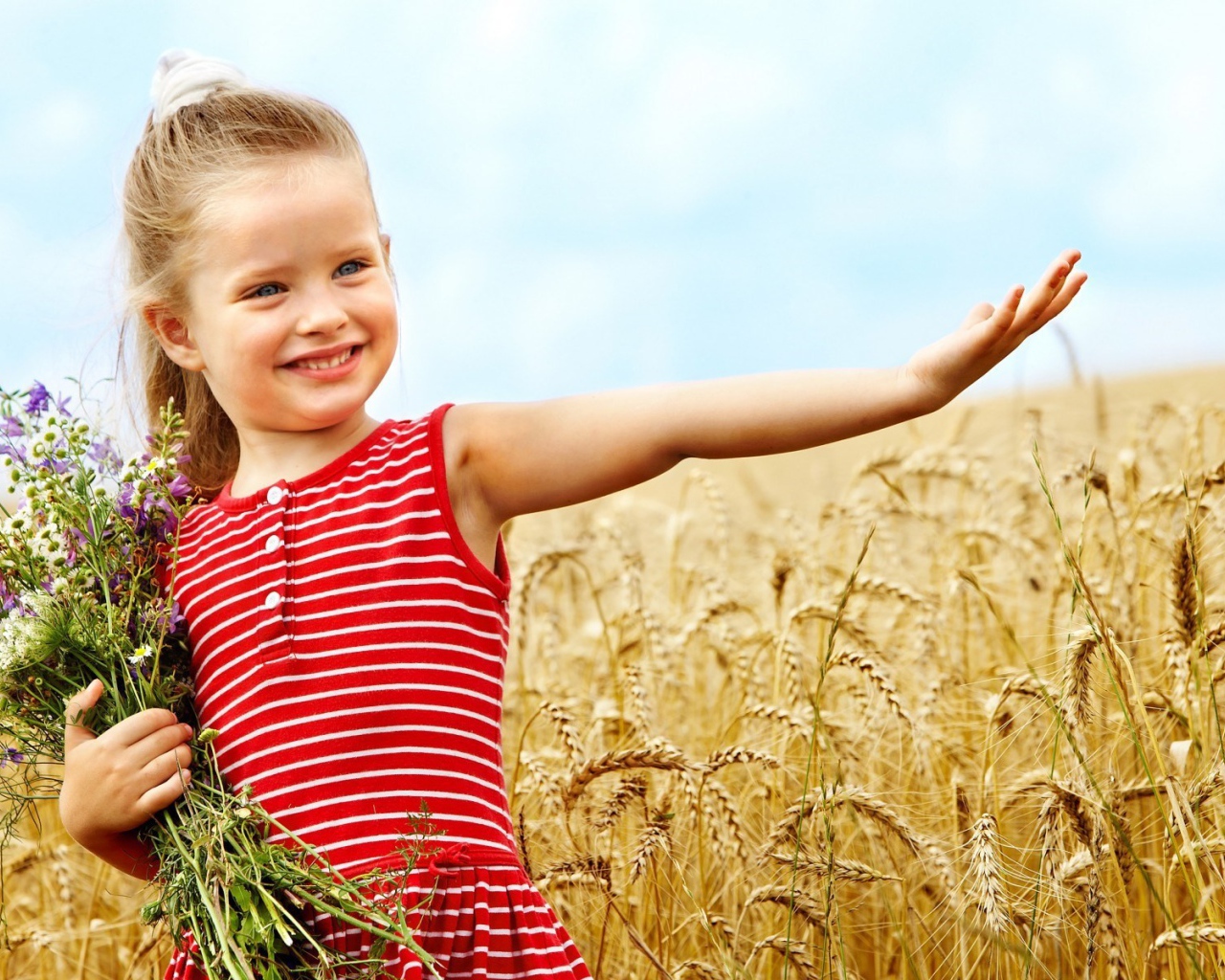 Девочка с букетом цветов