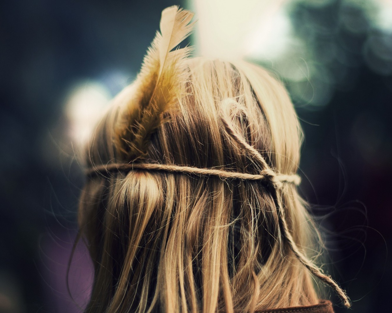 Голова с пером в волосах