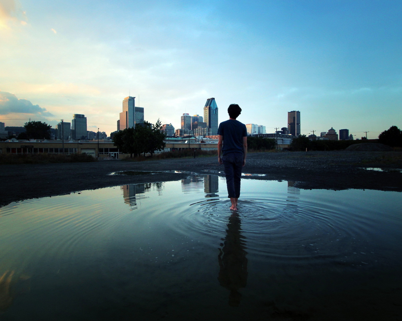 Человек идет по воде