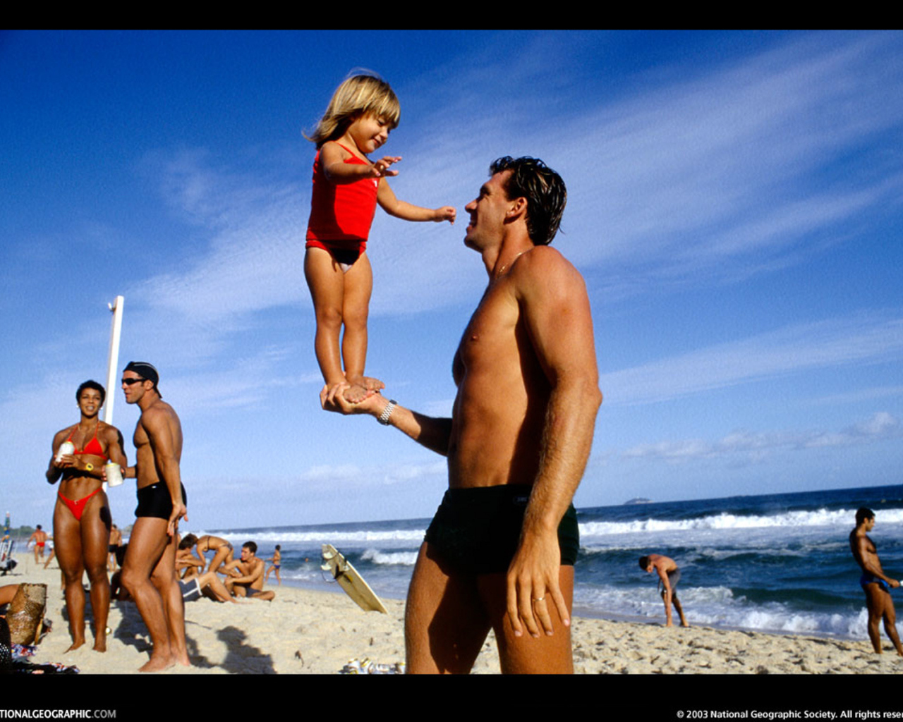 Ребенок на руке мужчины