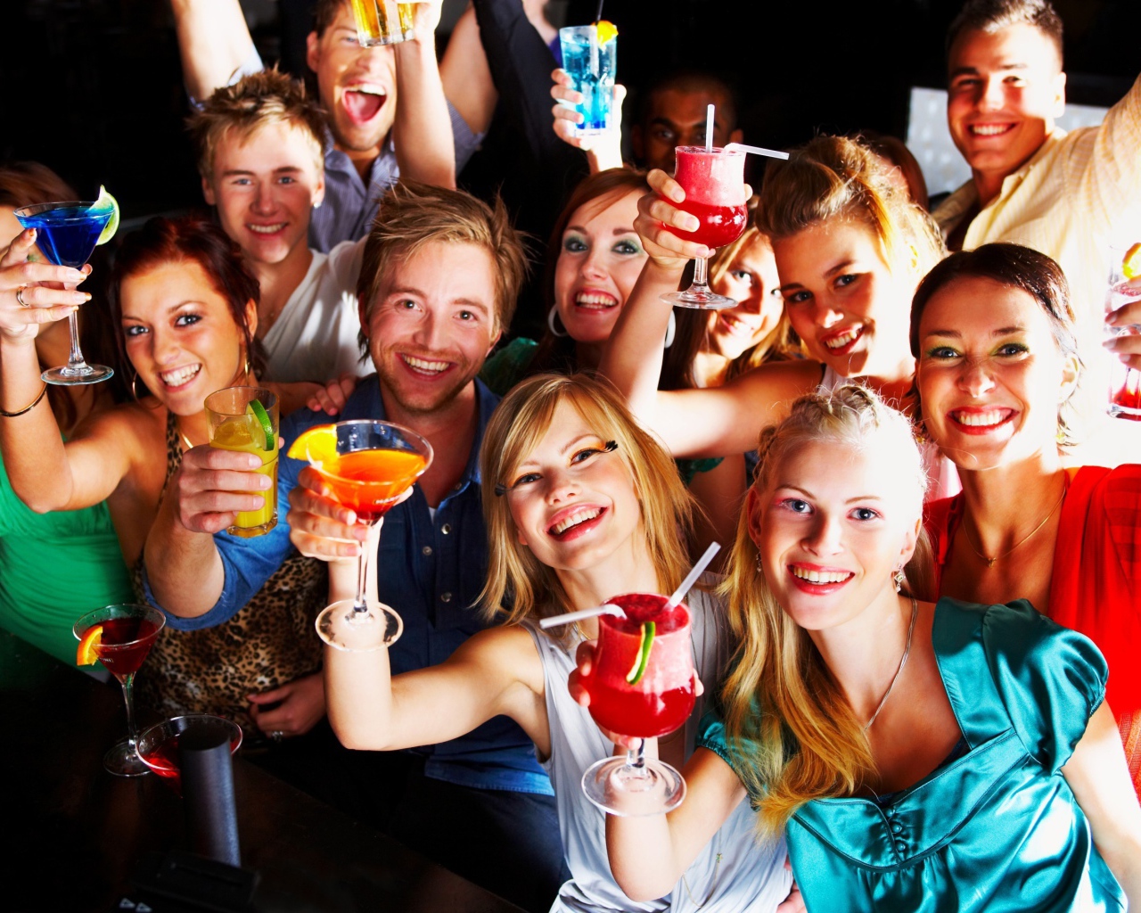 Молодые люди на празднике