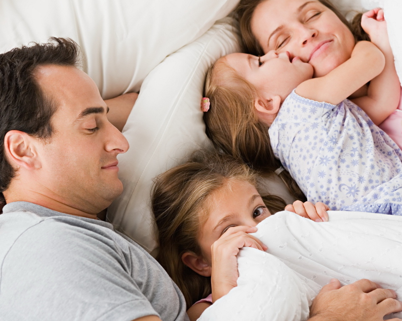 Крепкий сон счастливой семьи