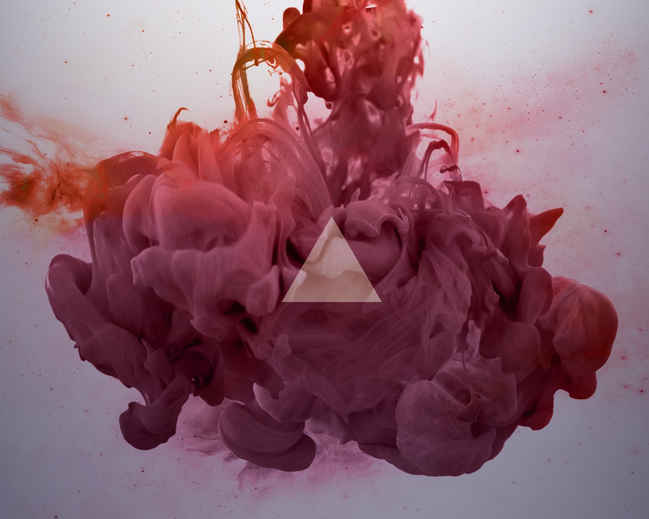 Треугольник на мазках краски