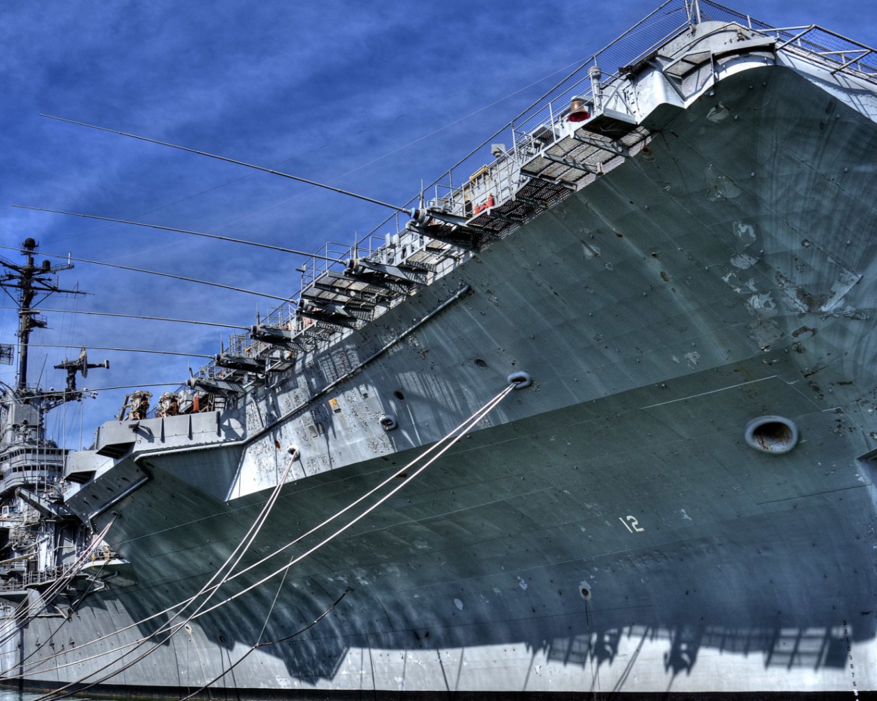 Авианосец у причала