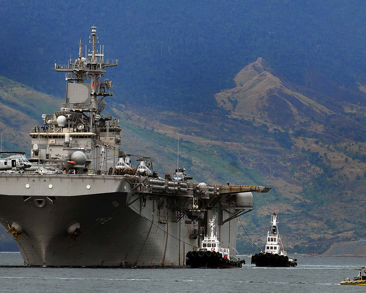 Авианосец у берега