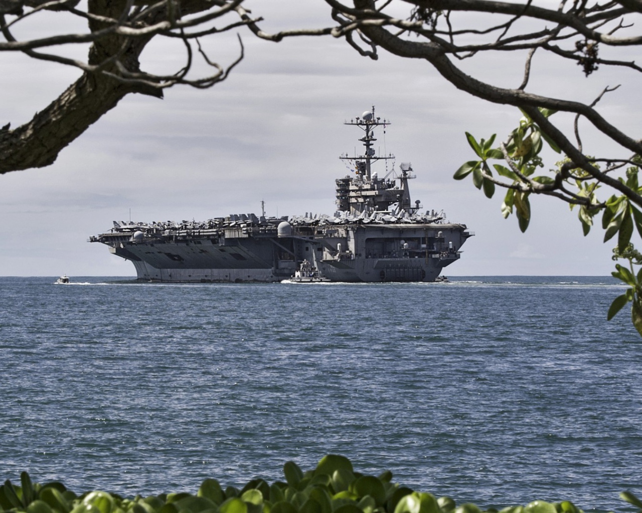 Авианосец у побережья