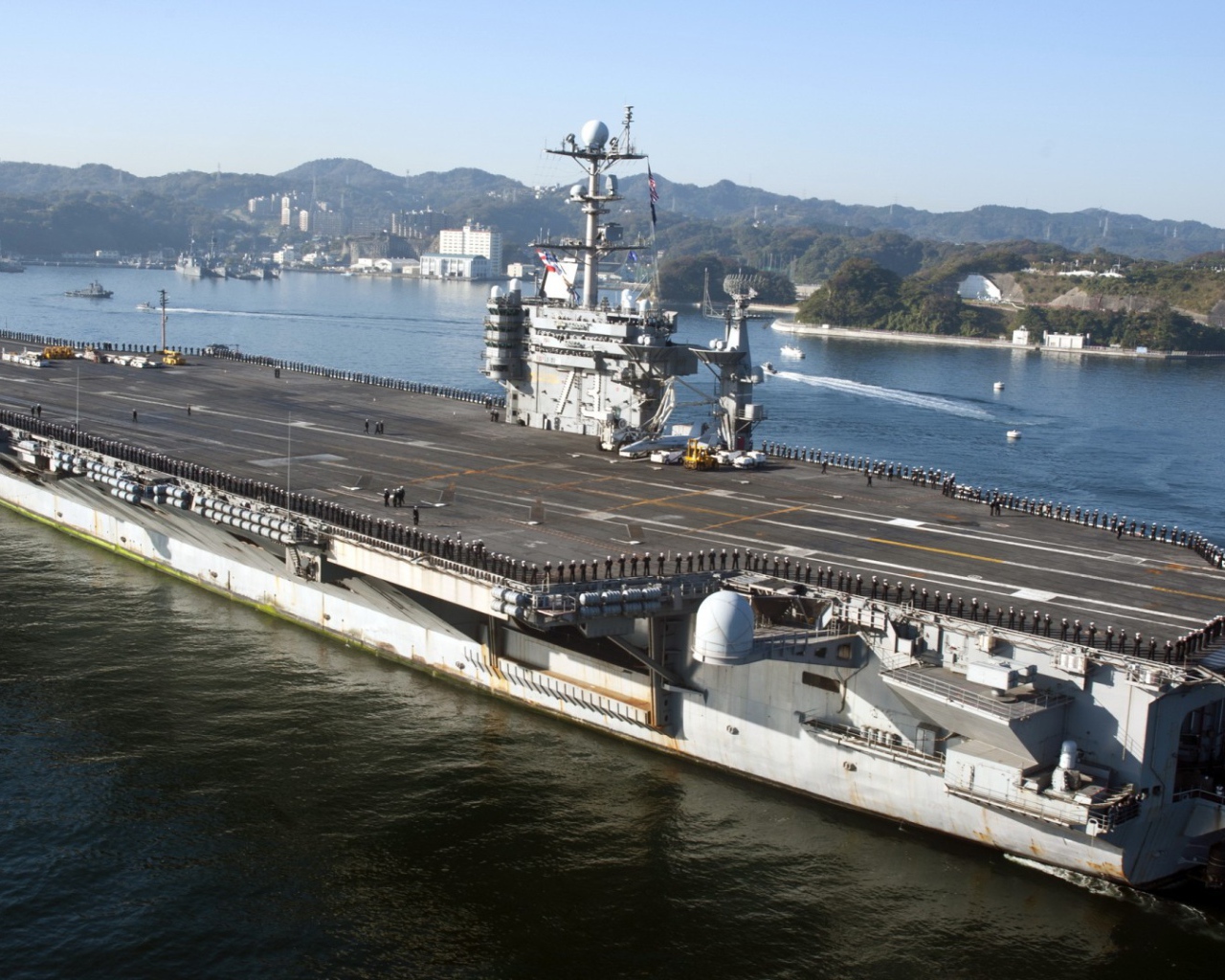 Десантный корабль в порту