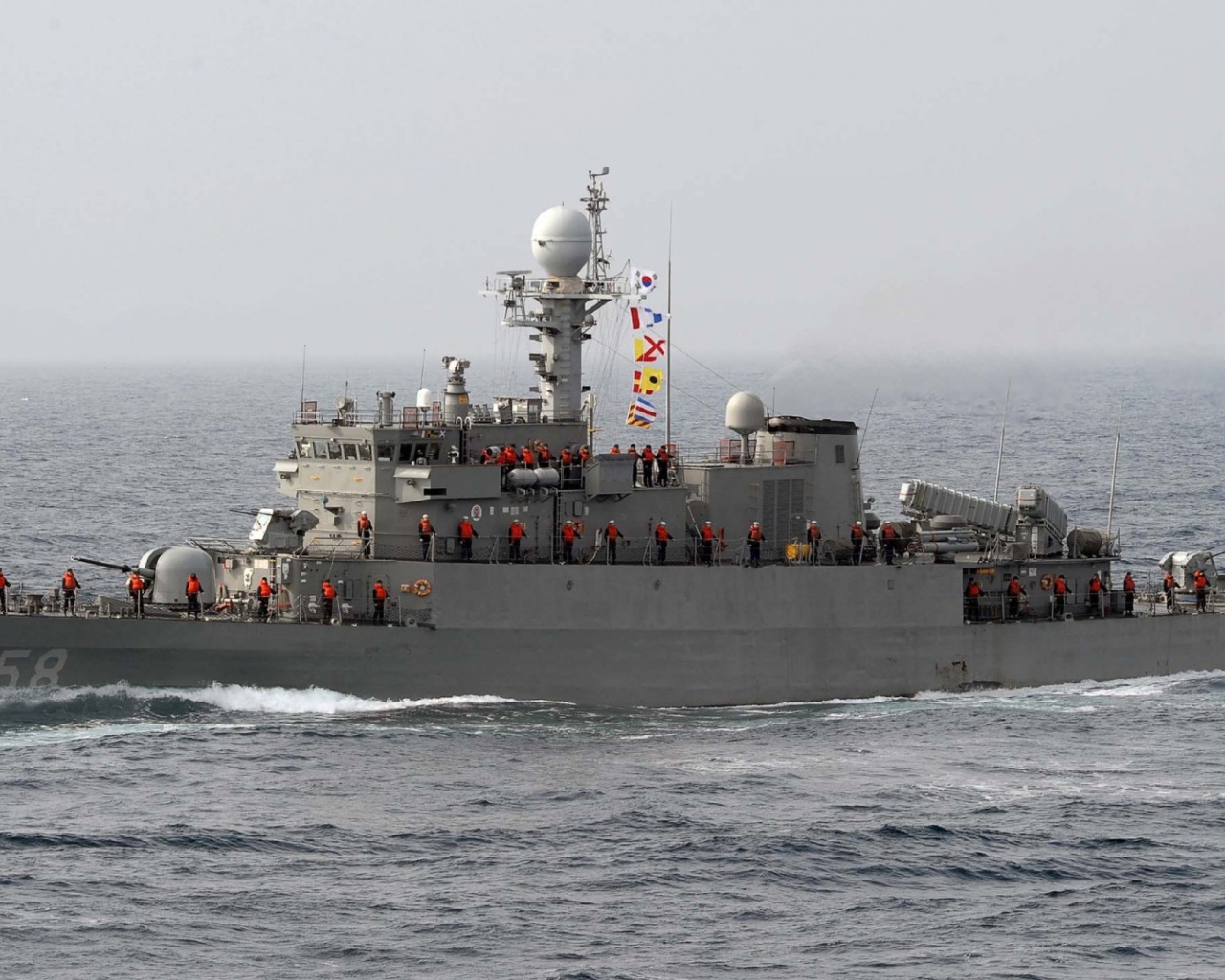 Боевой катер в море