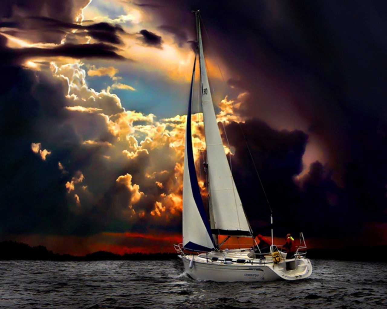 Лодка плывет на грозу