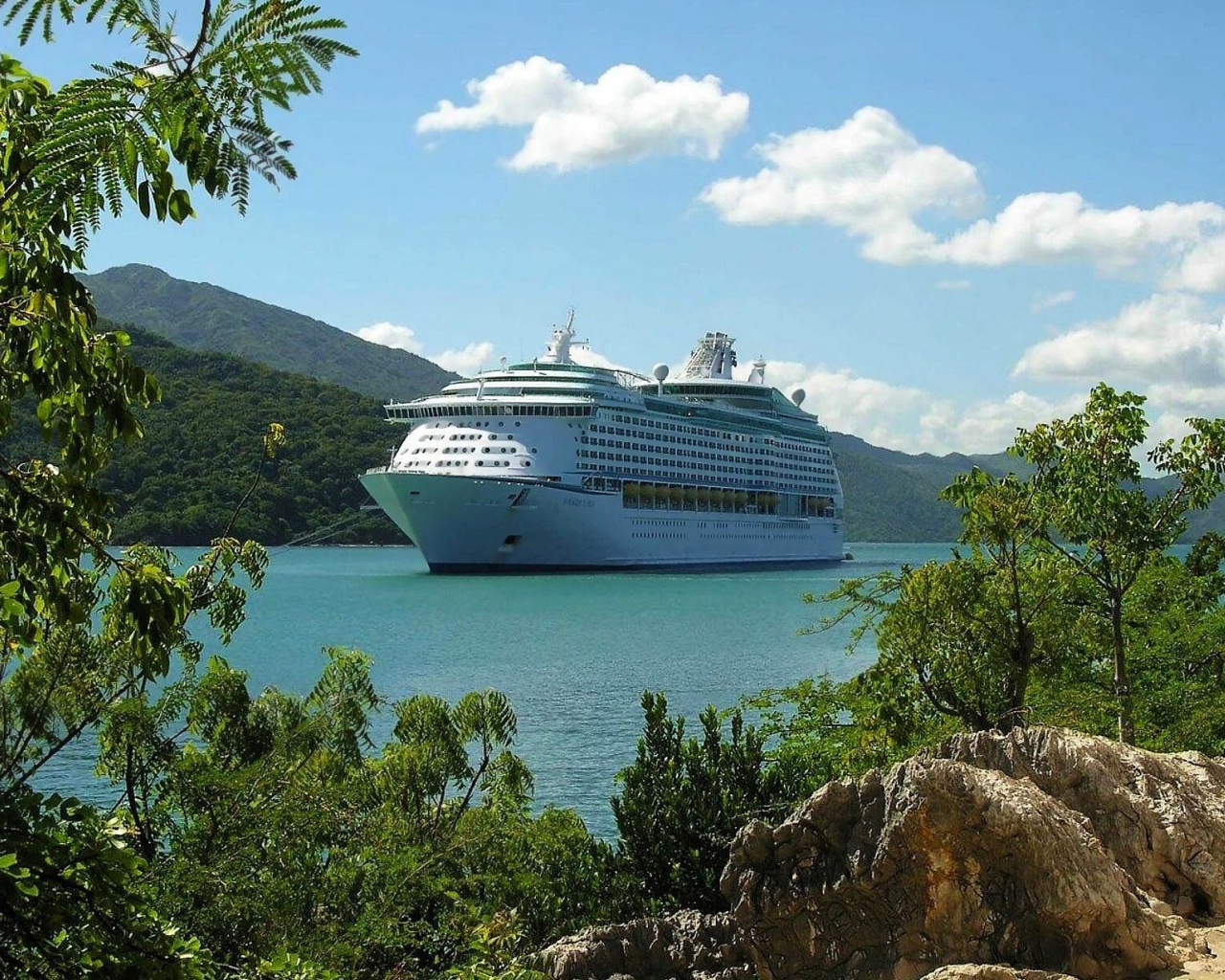 Лайнер в бухте