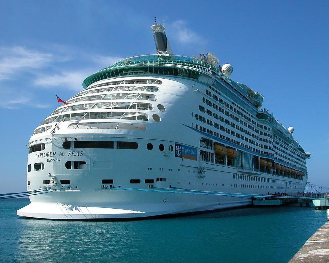 Роскошный лайнер у причала