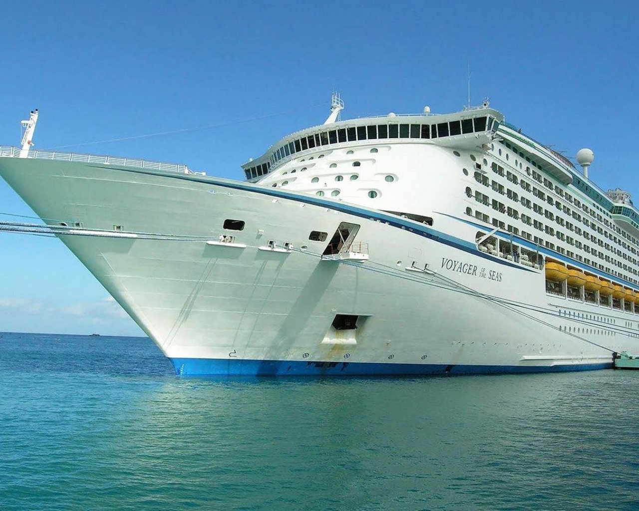 Пассажирский корабль в порту