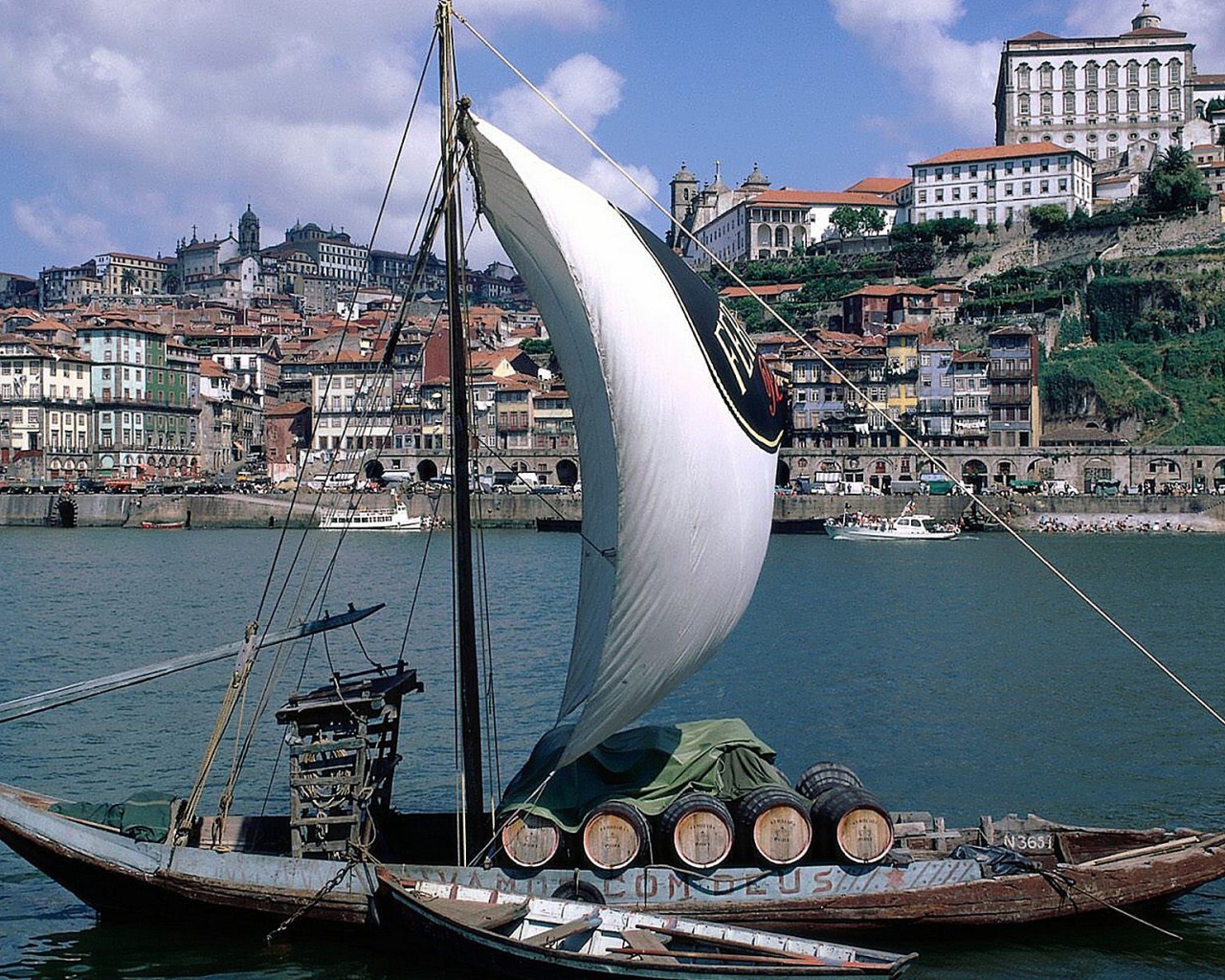 Парусная лодка на фоне города