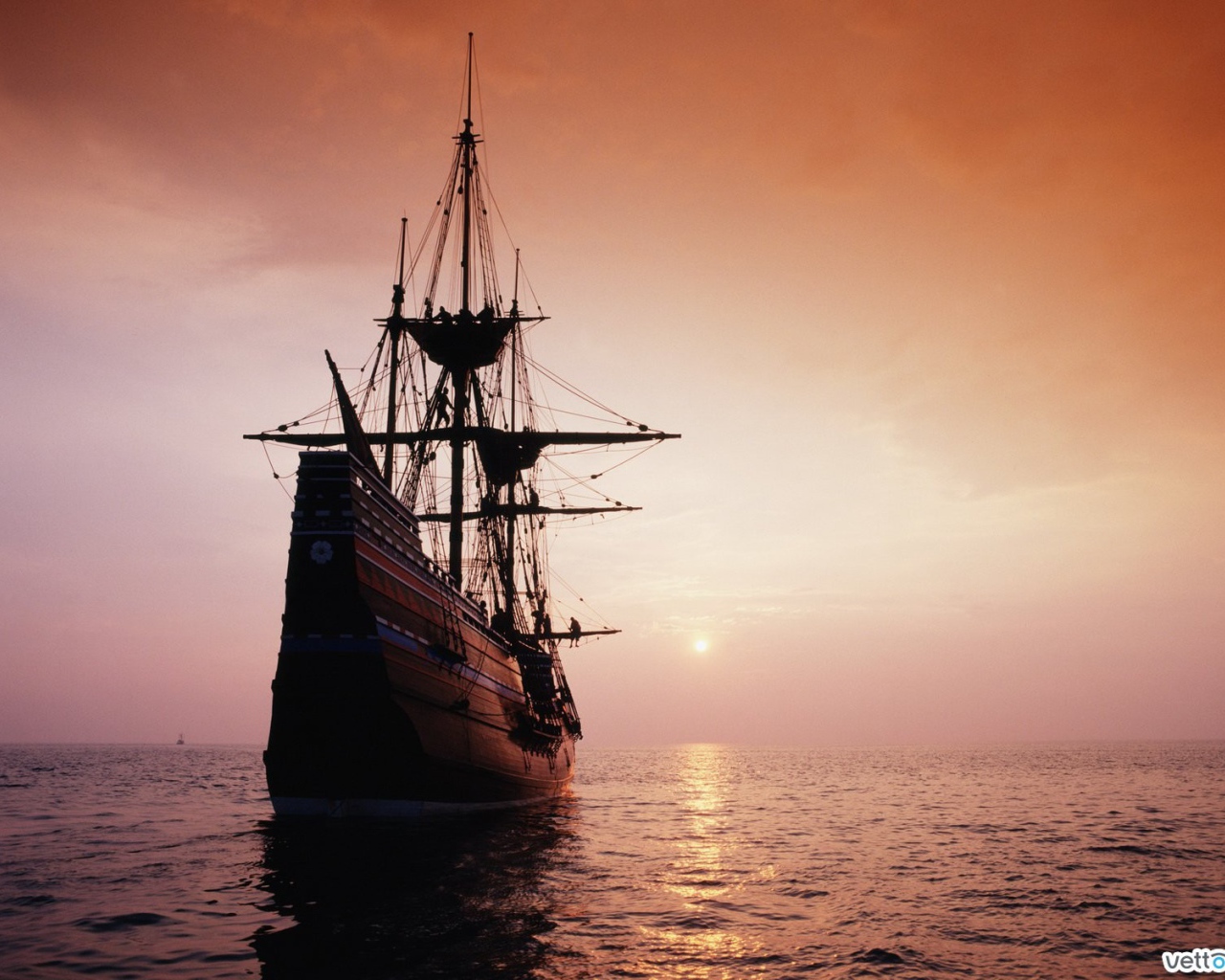 Парусник идет на закат солнца