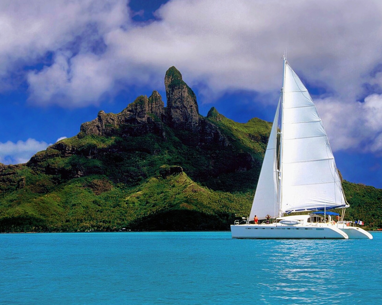 Небольшой парусник у острова