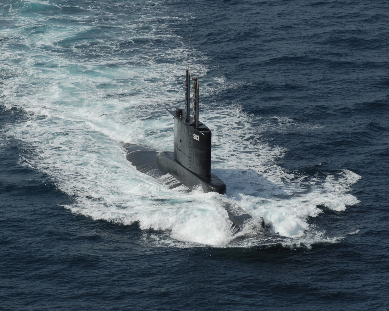 Подводная лодка в море