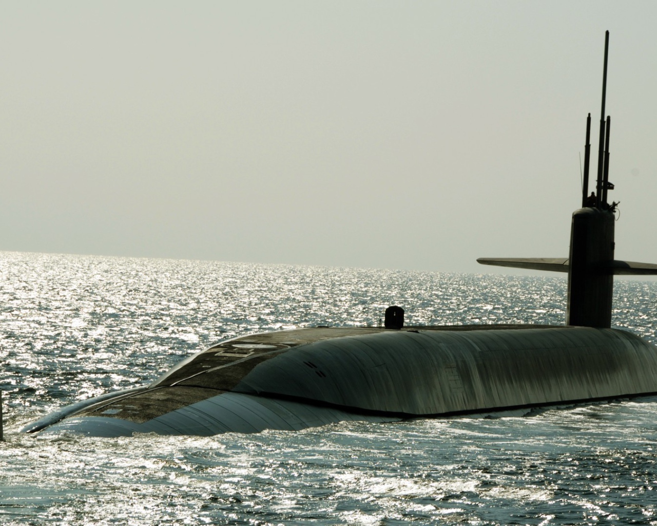 Подводная лодка в открытом море