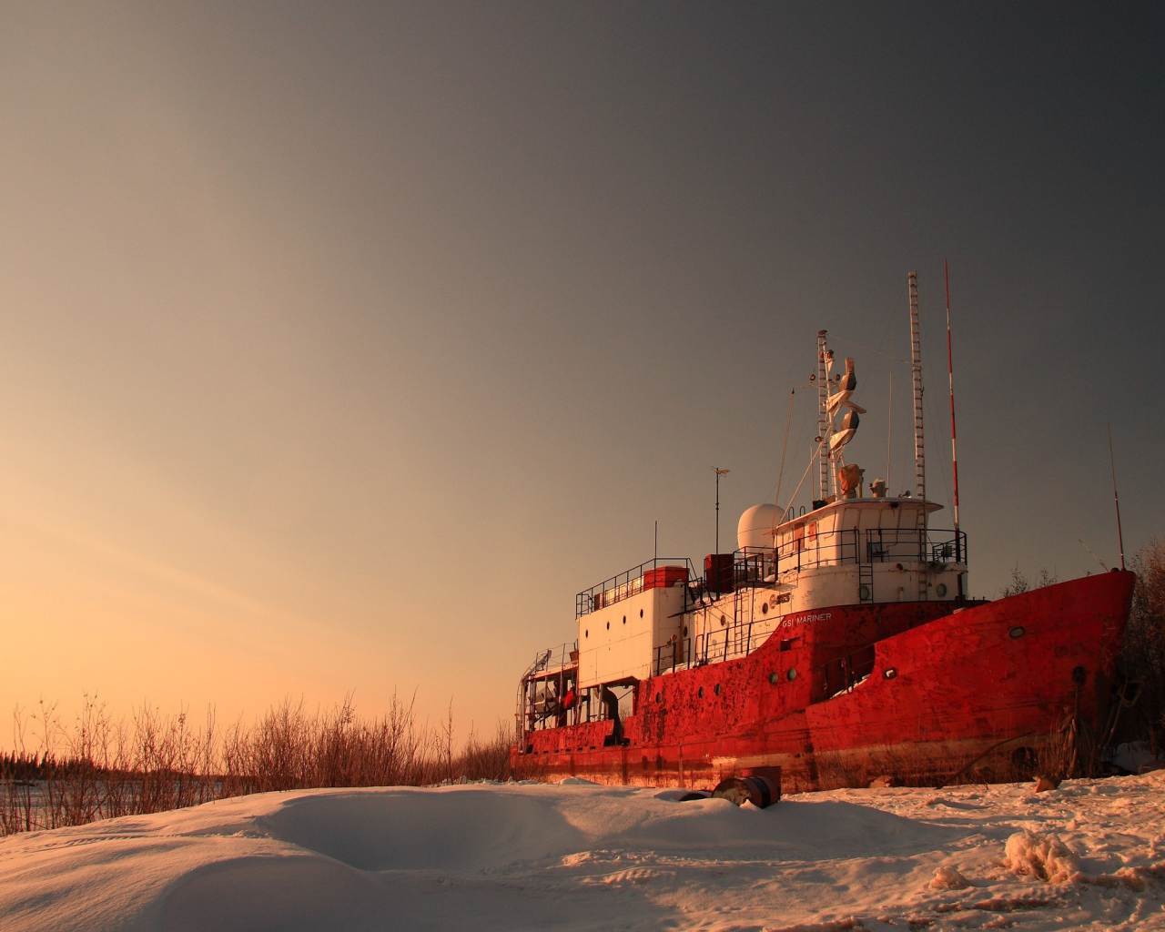 Корабль на зимней стоянке