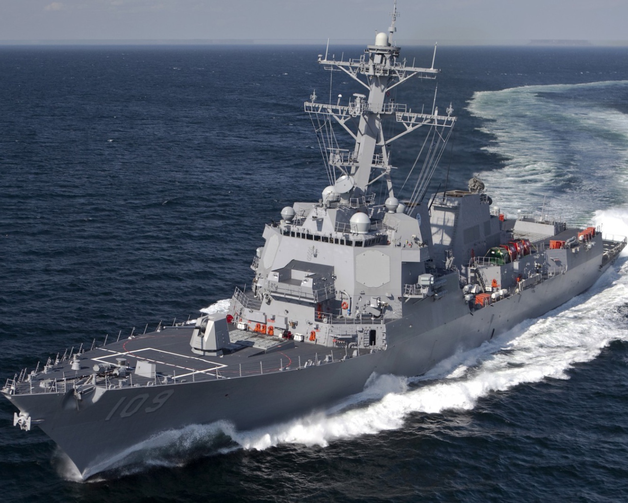 Разворот корабля в море