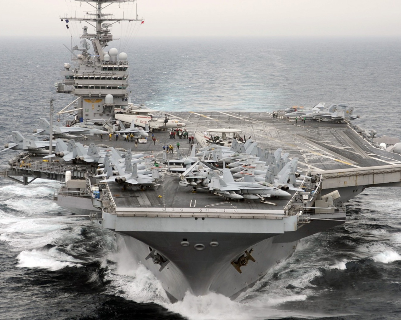 Американский авианосец в море