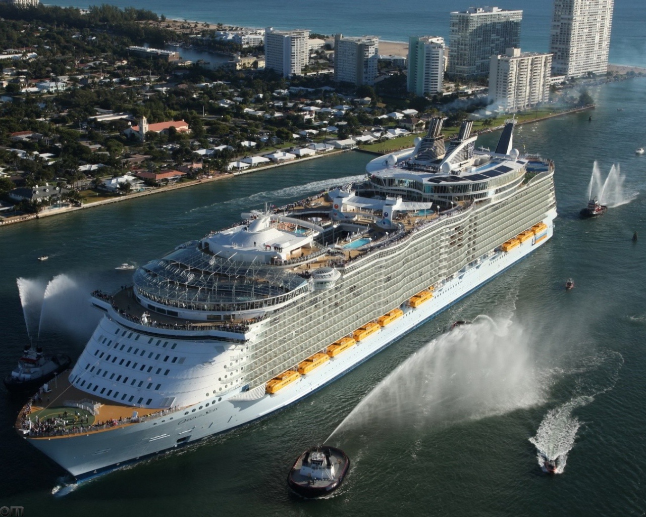 Круизный лайнер прибыл в порт