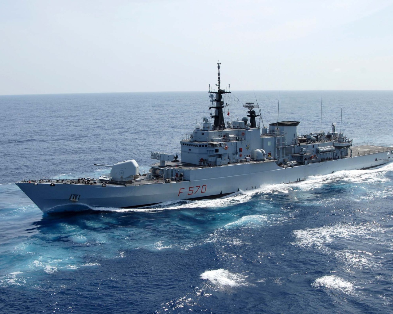 Боевой корабль в море