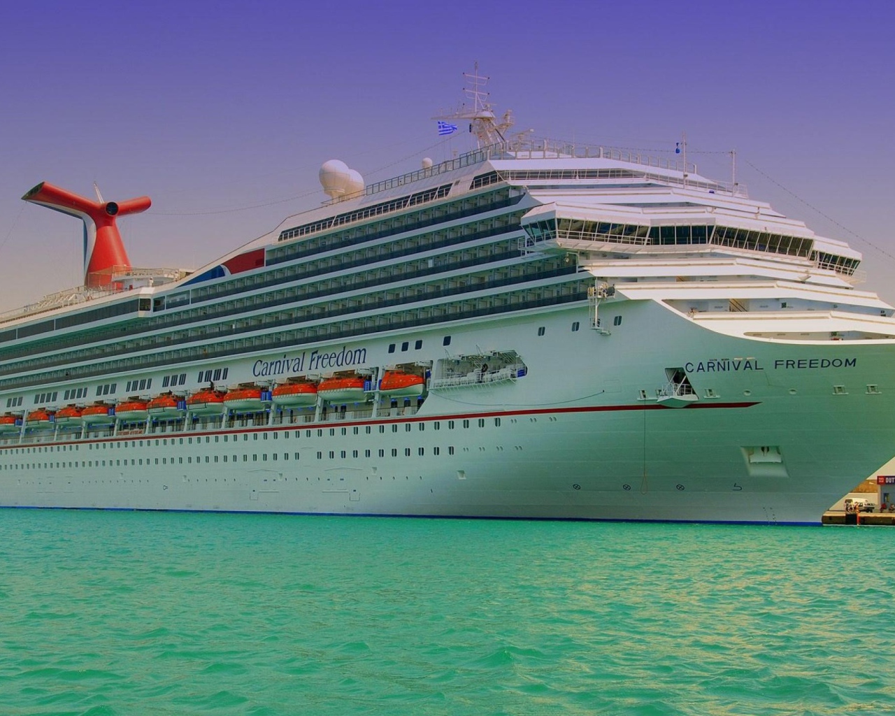 Круизный корабль на причале