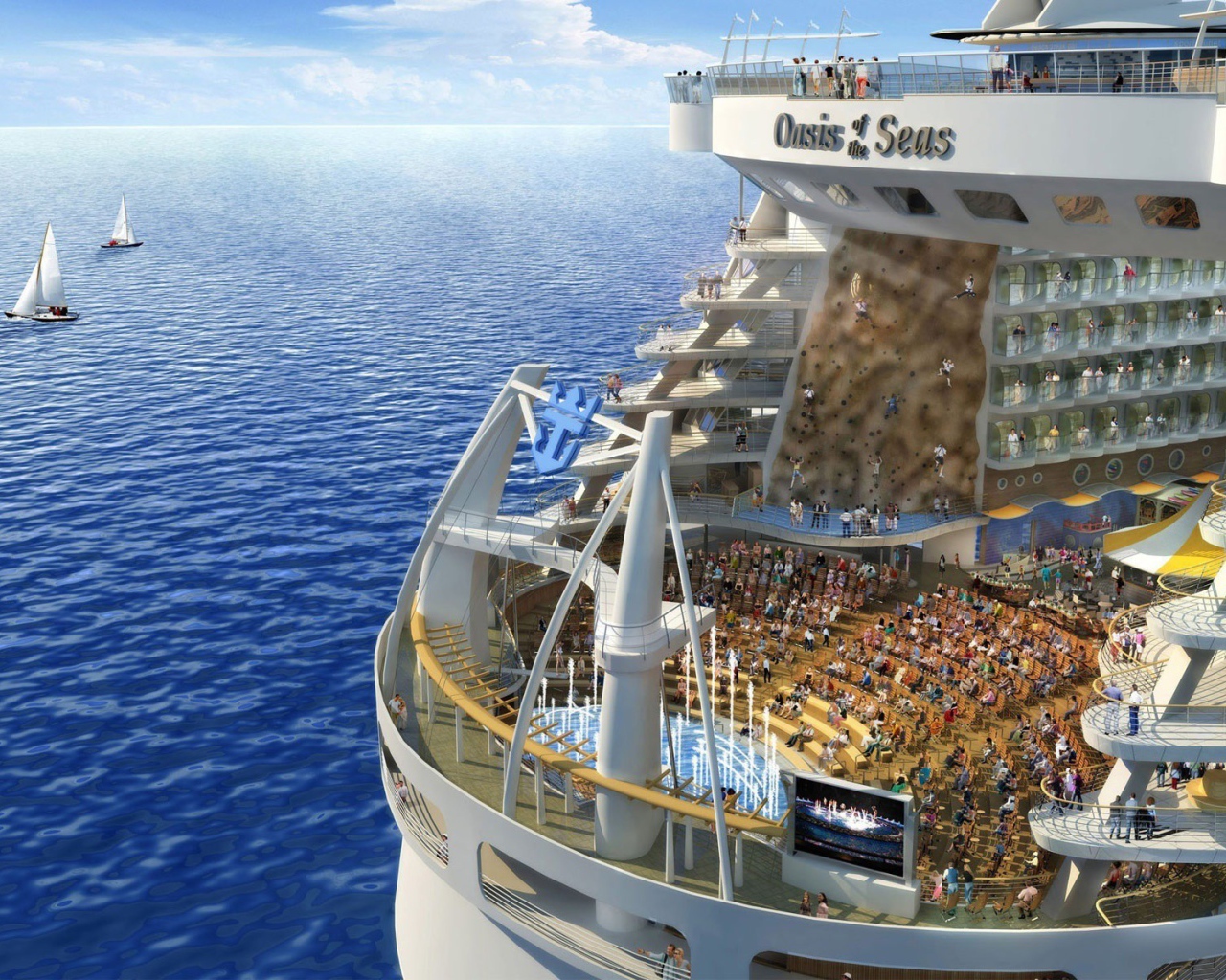 Круизный корабль в море