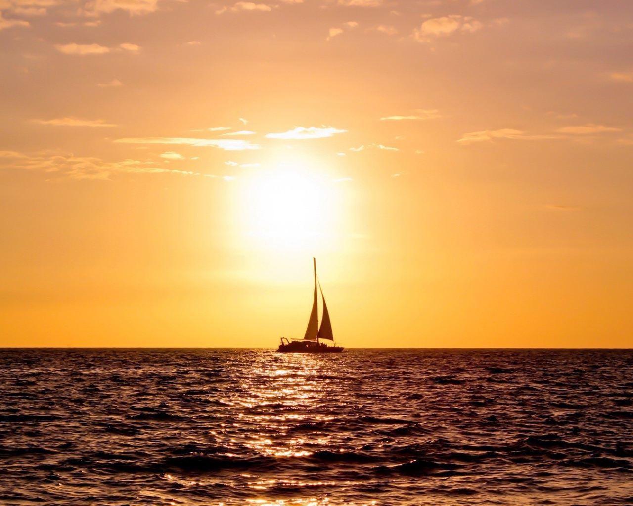 Парусник в море