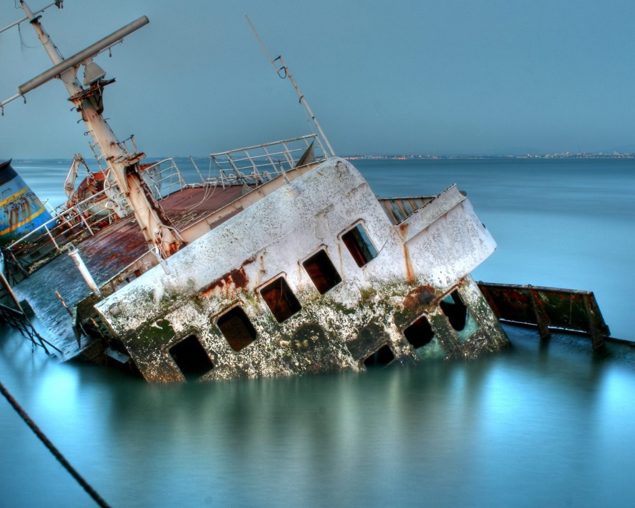 Затонувший морской корабль