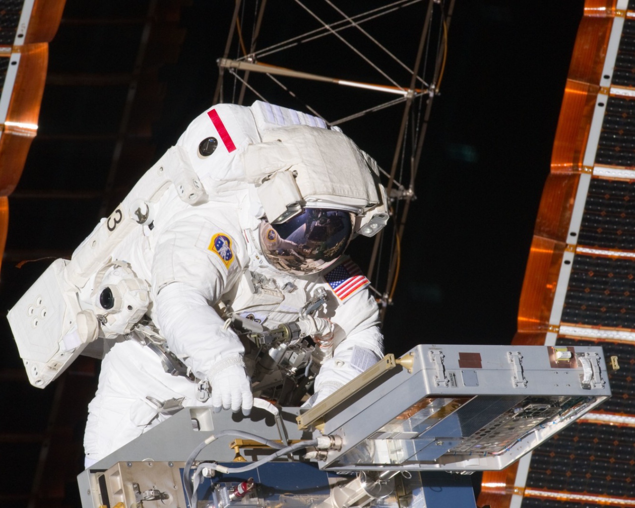 Астронавт в открытом космосе