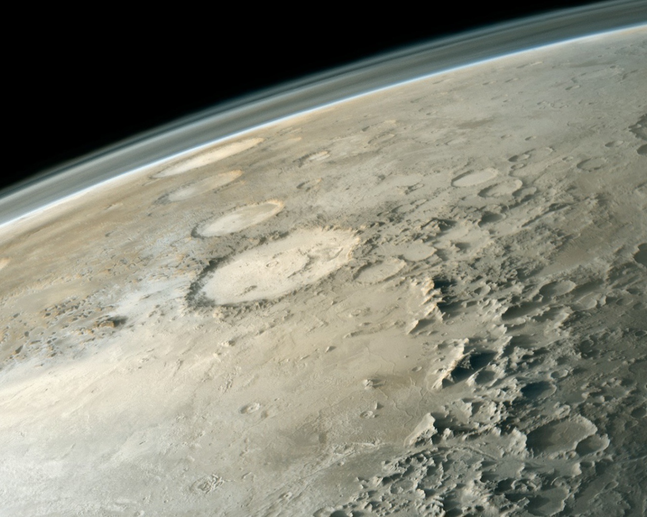 Изрытая кратерами поверхность