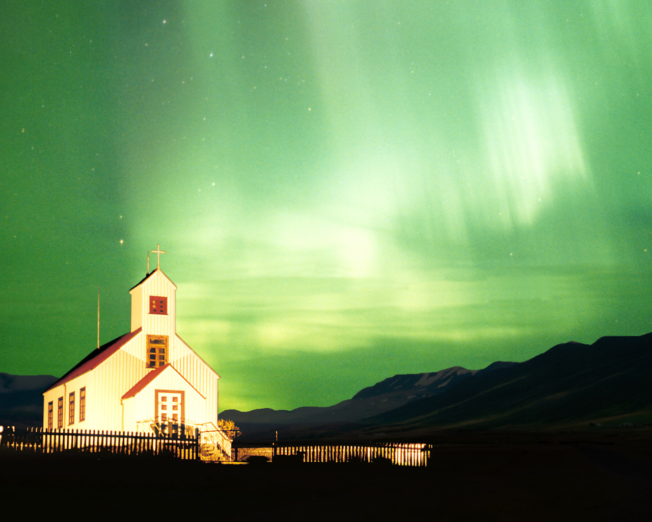 Северное сияние над костелом