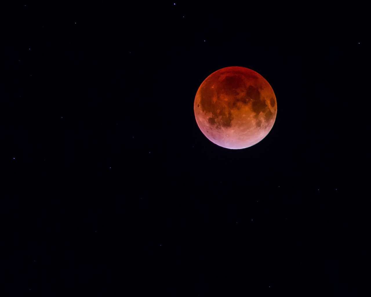 Kрасный шар на черном фоне