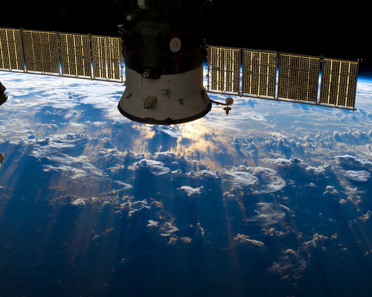 Спутник над планетой