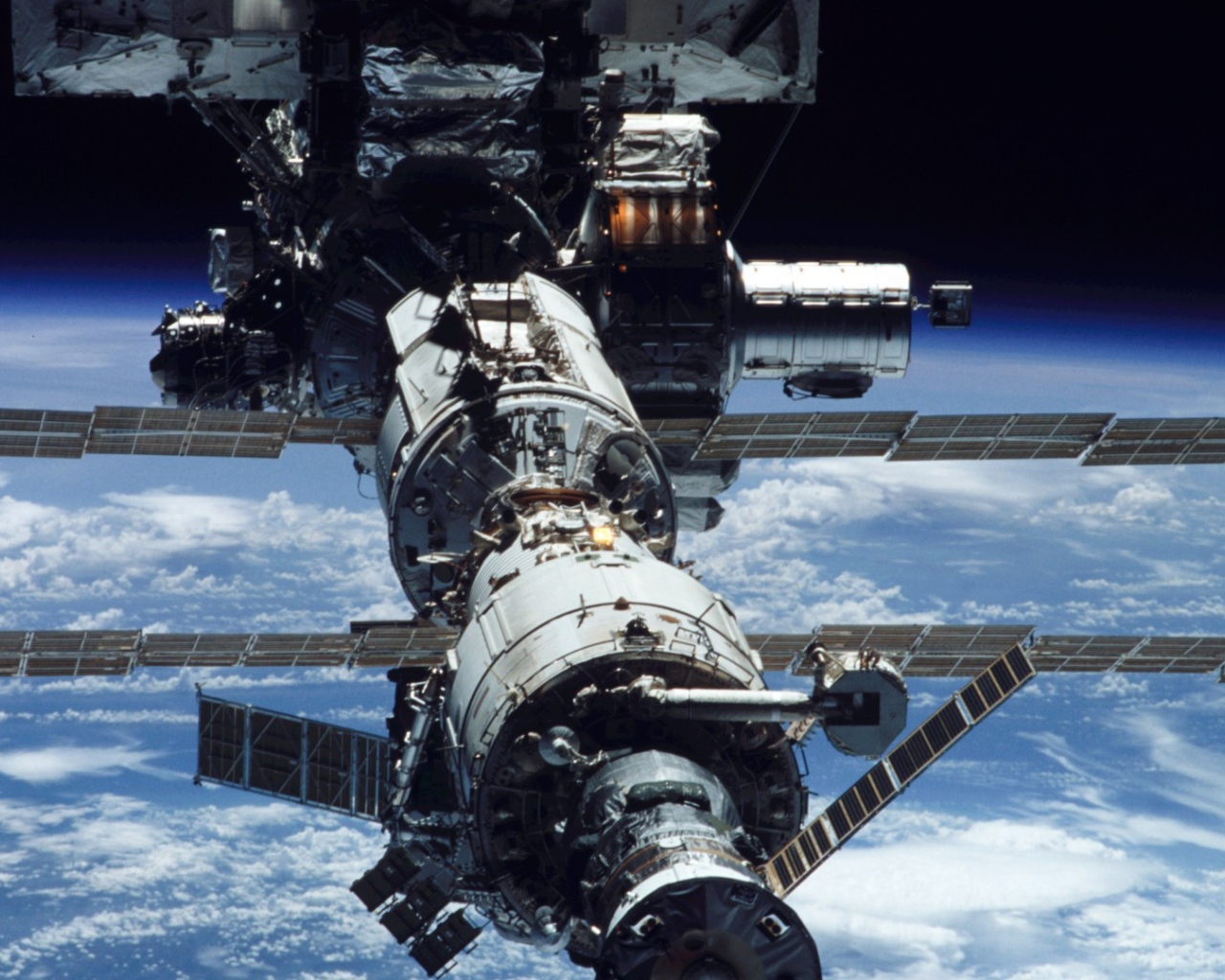 Космическая станция на орбите