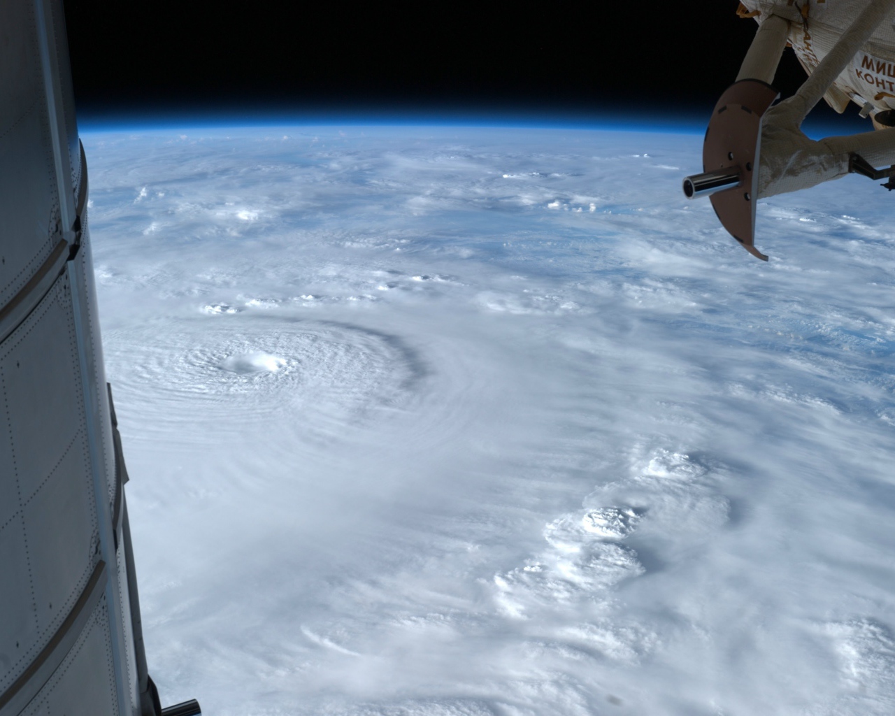 Вид на ураган из космоса