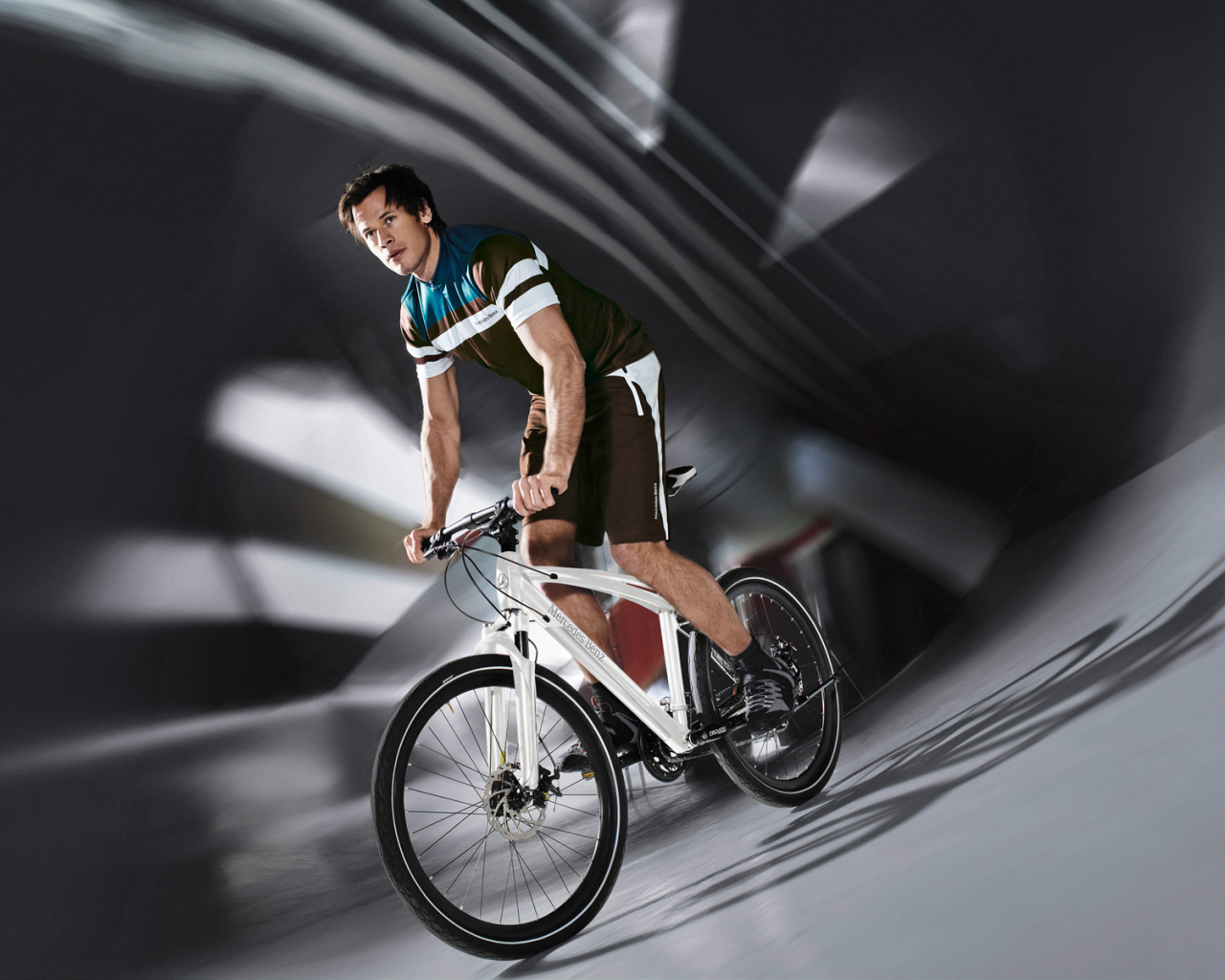 Спортсмен занимается фитнесом