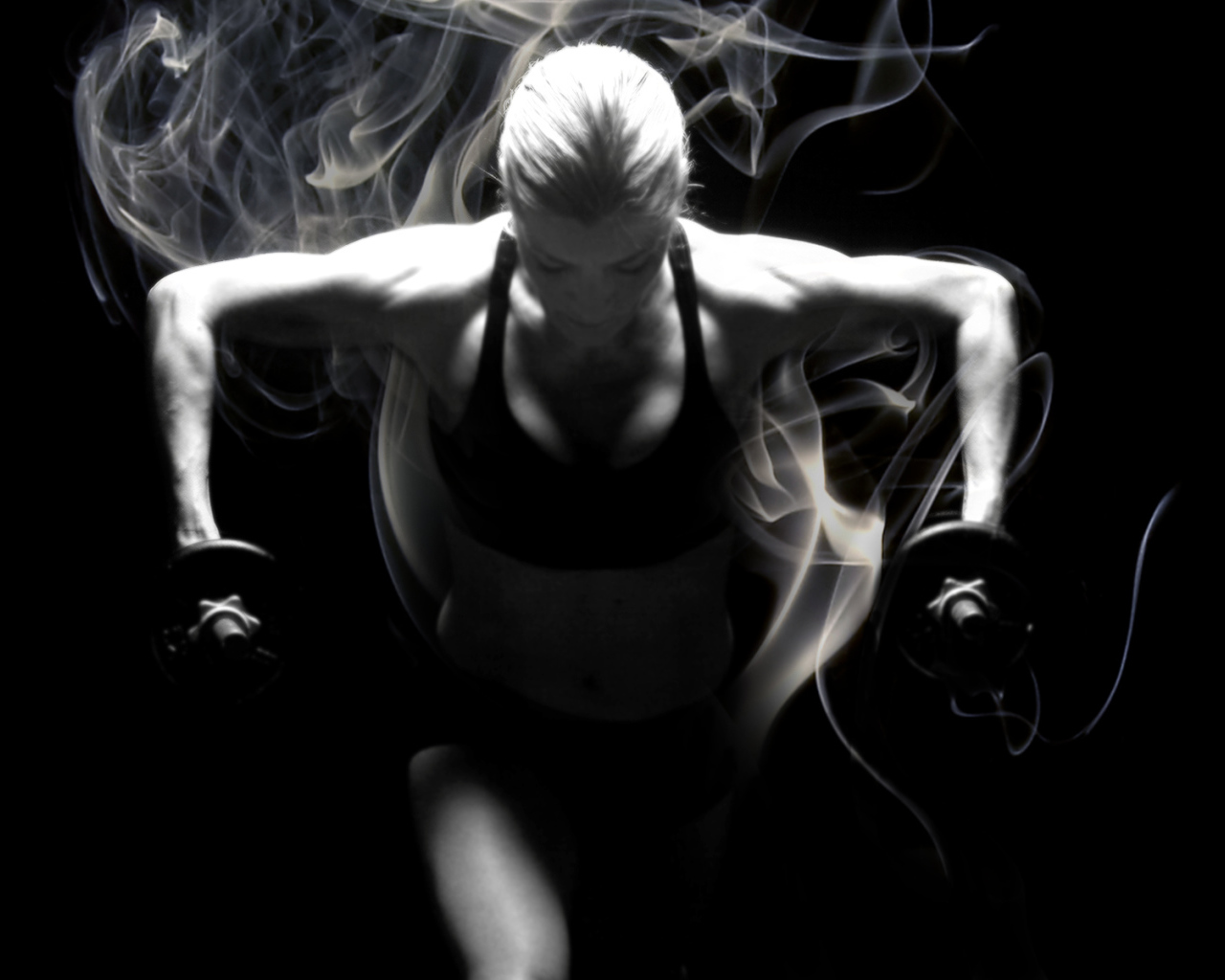 Спортсменка занимается фитнесом