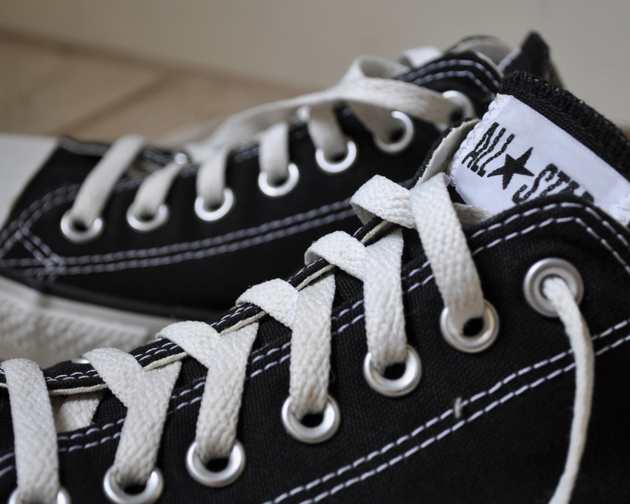 Фирменные черные кеды