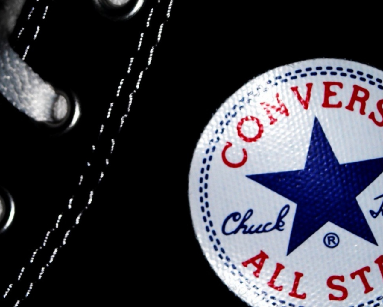 Фирменные кеды с логотипом