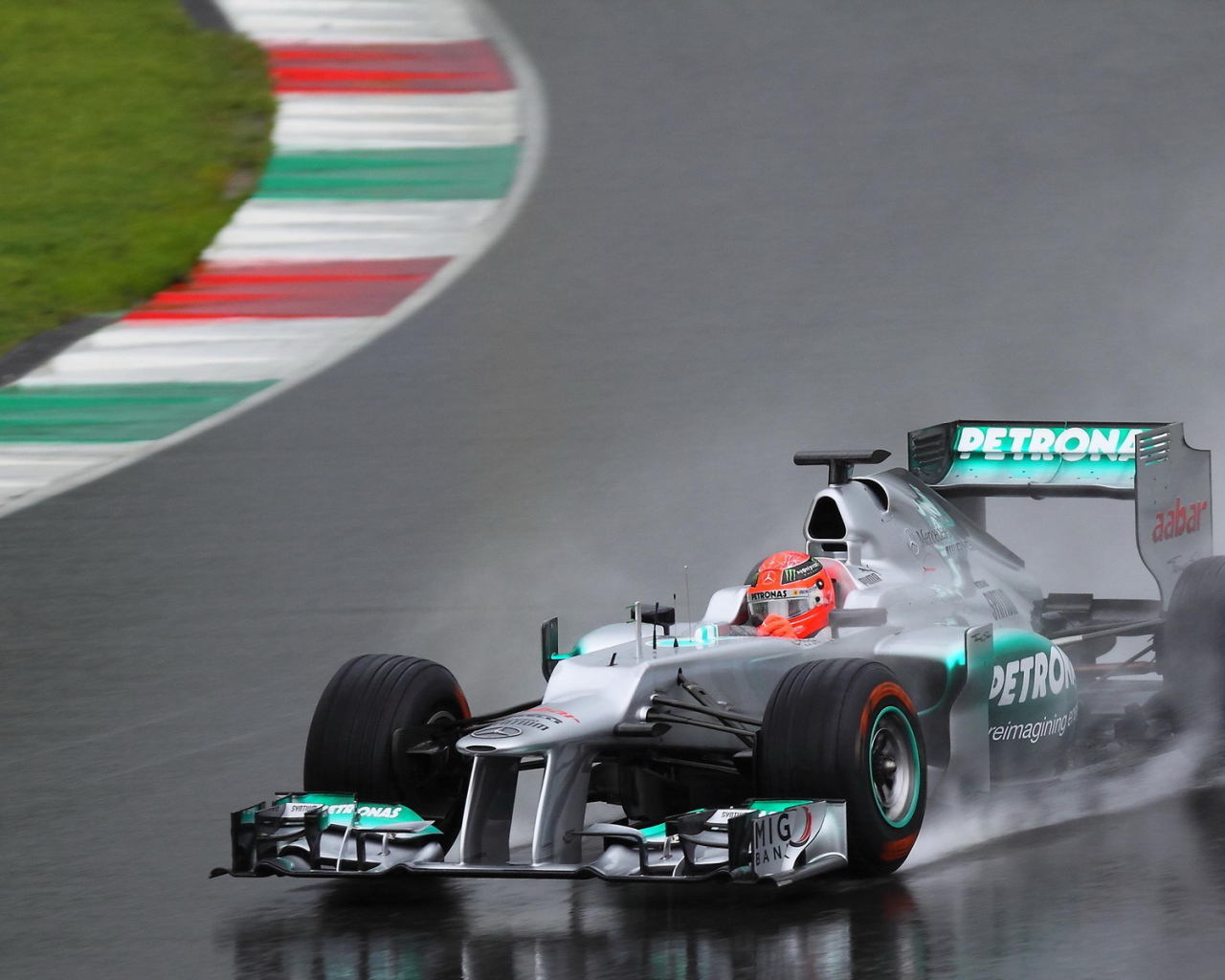 Болид на гоночной трассе